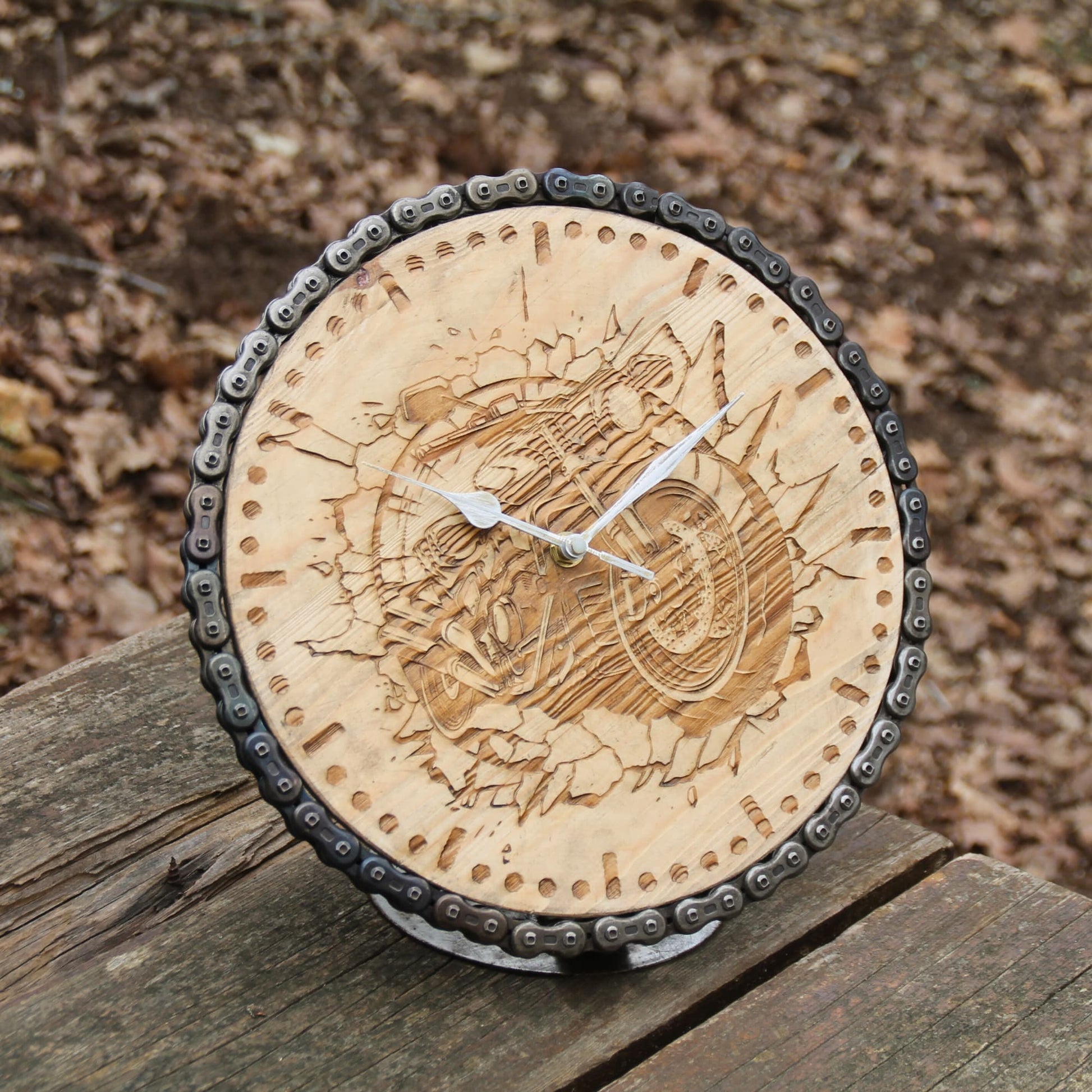 Détails de l'horloge originale en bois et chaine de moto à poser partout.
