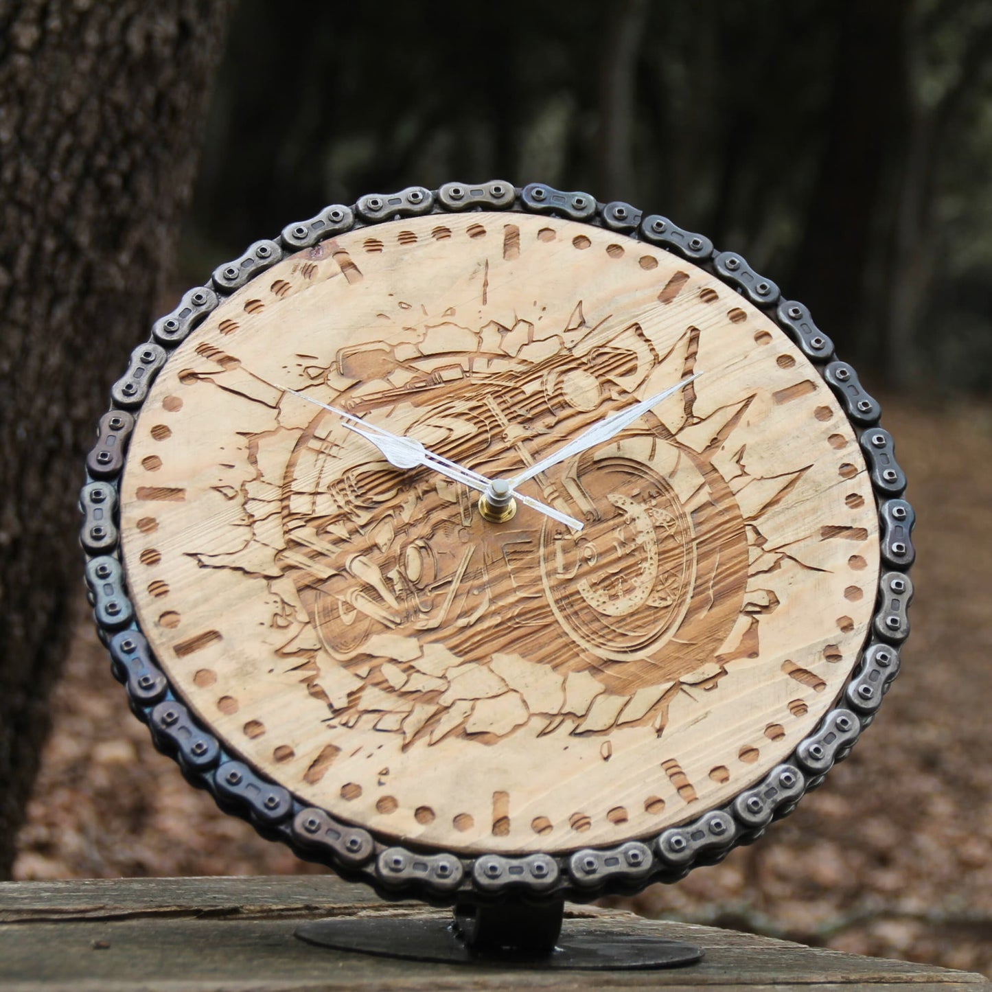Horloge ronde à poser en bois et chaine de moto. Gravure moto qui semble sortir du cadre
