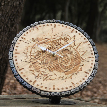 Horloge ronde à poser en bois et chaine de moto. Gravure moto qui semble sortir du cadre