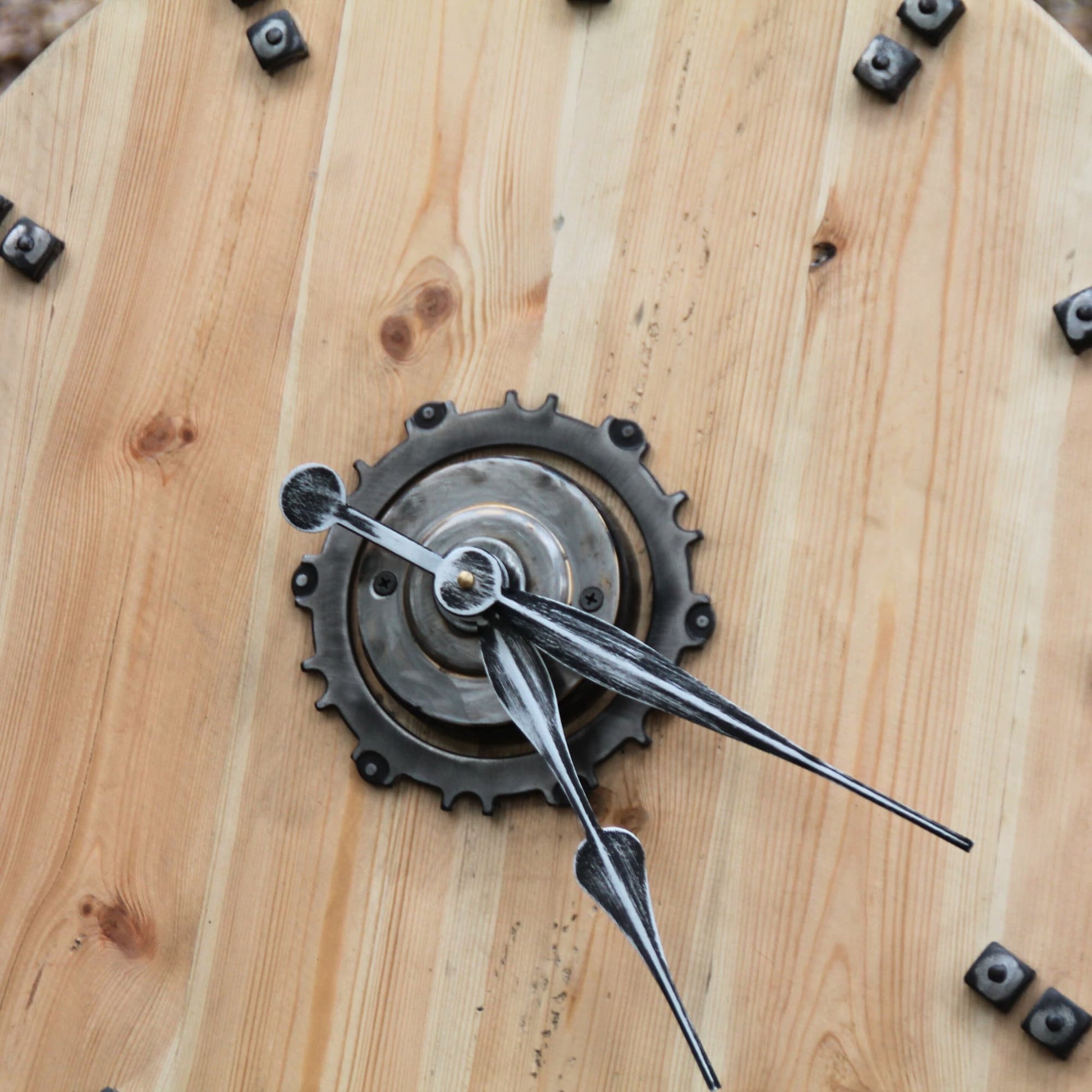Zoom sur le centre de l'horloge en bois avec le pignon de chaine et les aiguilles
