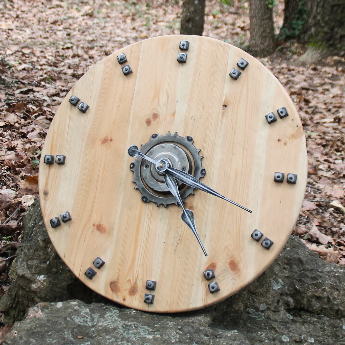 Horloge ronde en bois écrous et pignon.