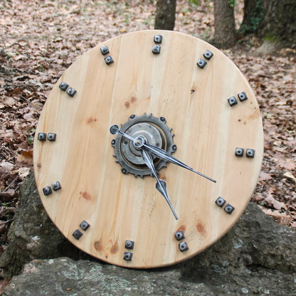 Horloge ronde en bois écrous et pignon.