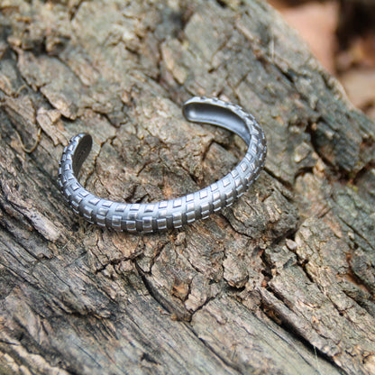 Jonc en acier inoxydable couleur argent, marque Rouille – Un bijou minimaliste et raffiné, conçu en Italie.