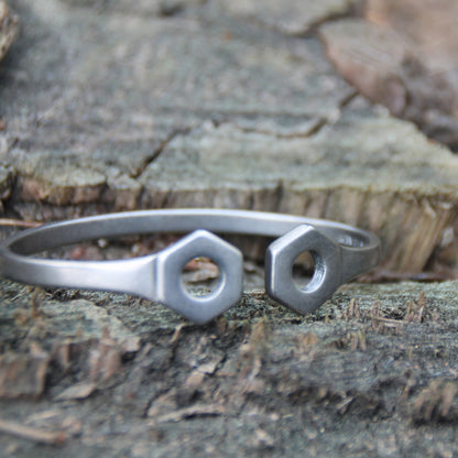 Jonc écrou en acier inoxydable argenté, signé Rouille – Un bijou au style industriel et audacieux.