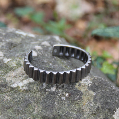 Jonc en acier inoxydable 'Gear' signé Rouille – Un bijou au motif engrenage, parfait pour un style industriel et unique.