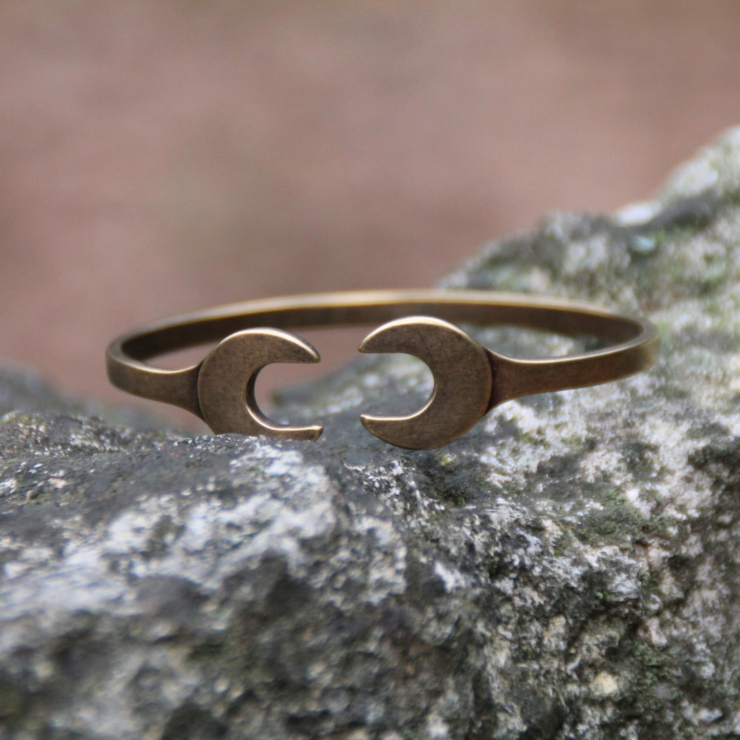 Bracelet jonc en forme de clé plate double idéal pour un cadeau motard !