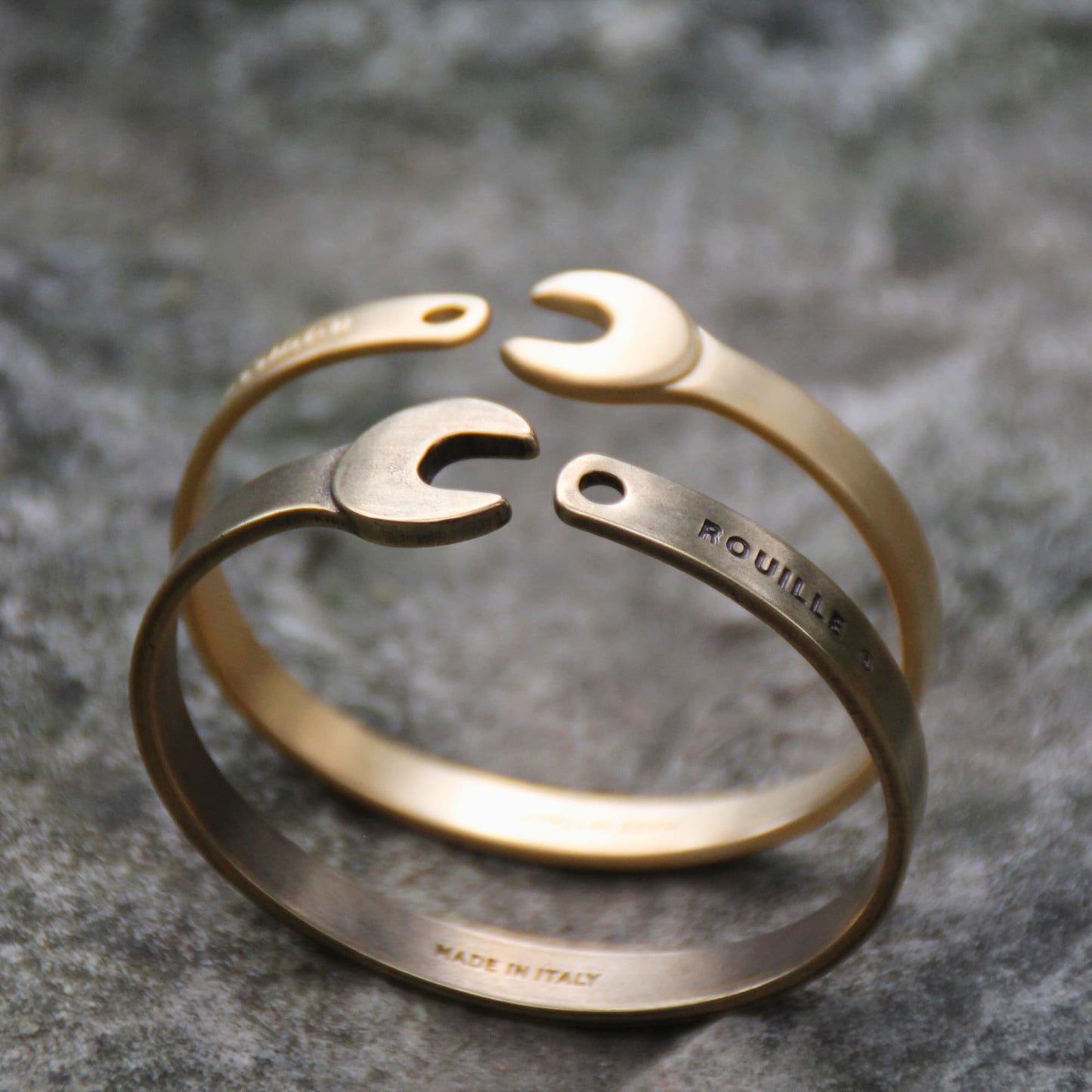 Bracelets joncs en acier inoxydable de la marque Rouille. Ils représentent une clé plate 