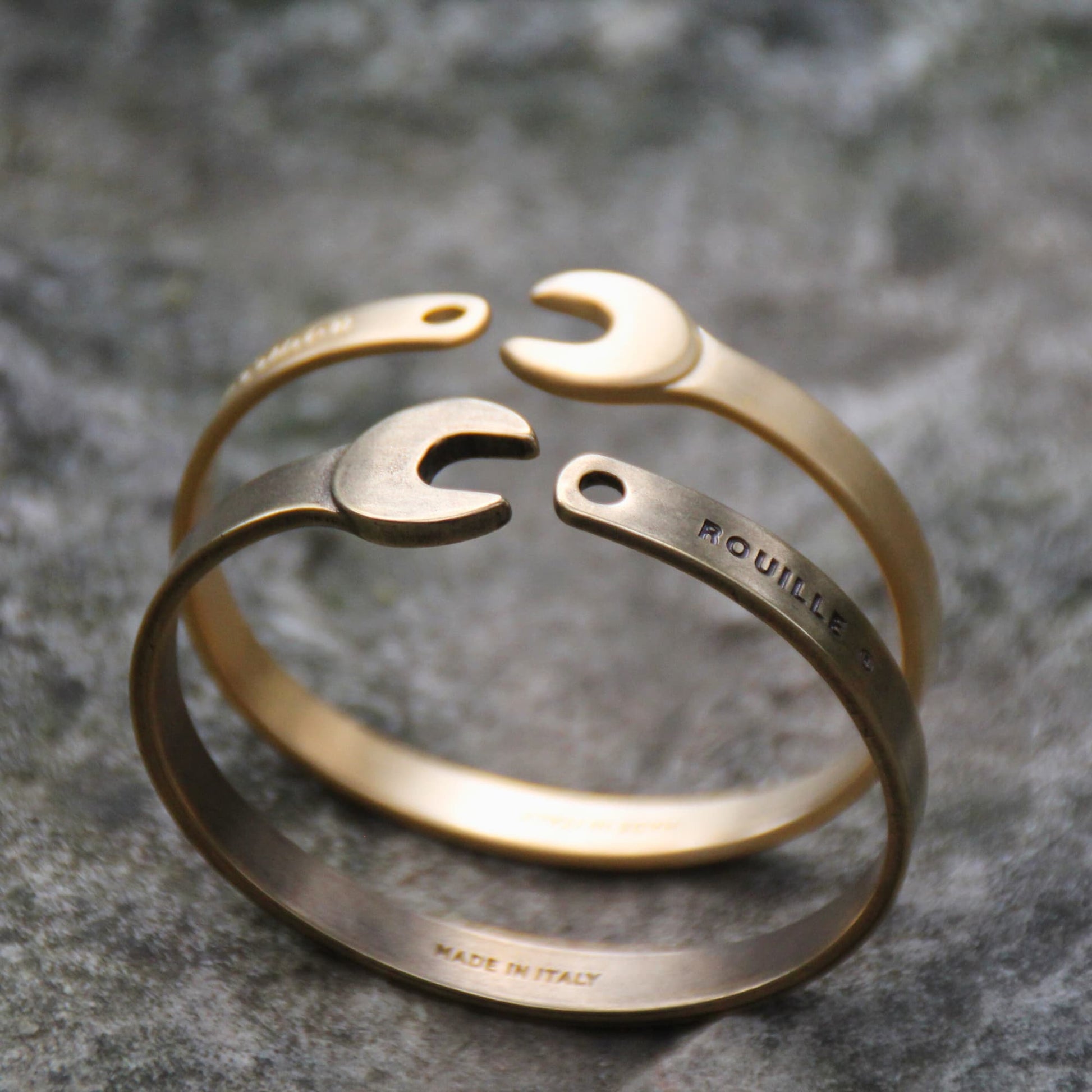 Bracelets joncs en acier inoxydable de la marque Rouille. Ils représentent une clé plate 