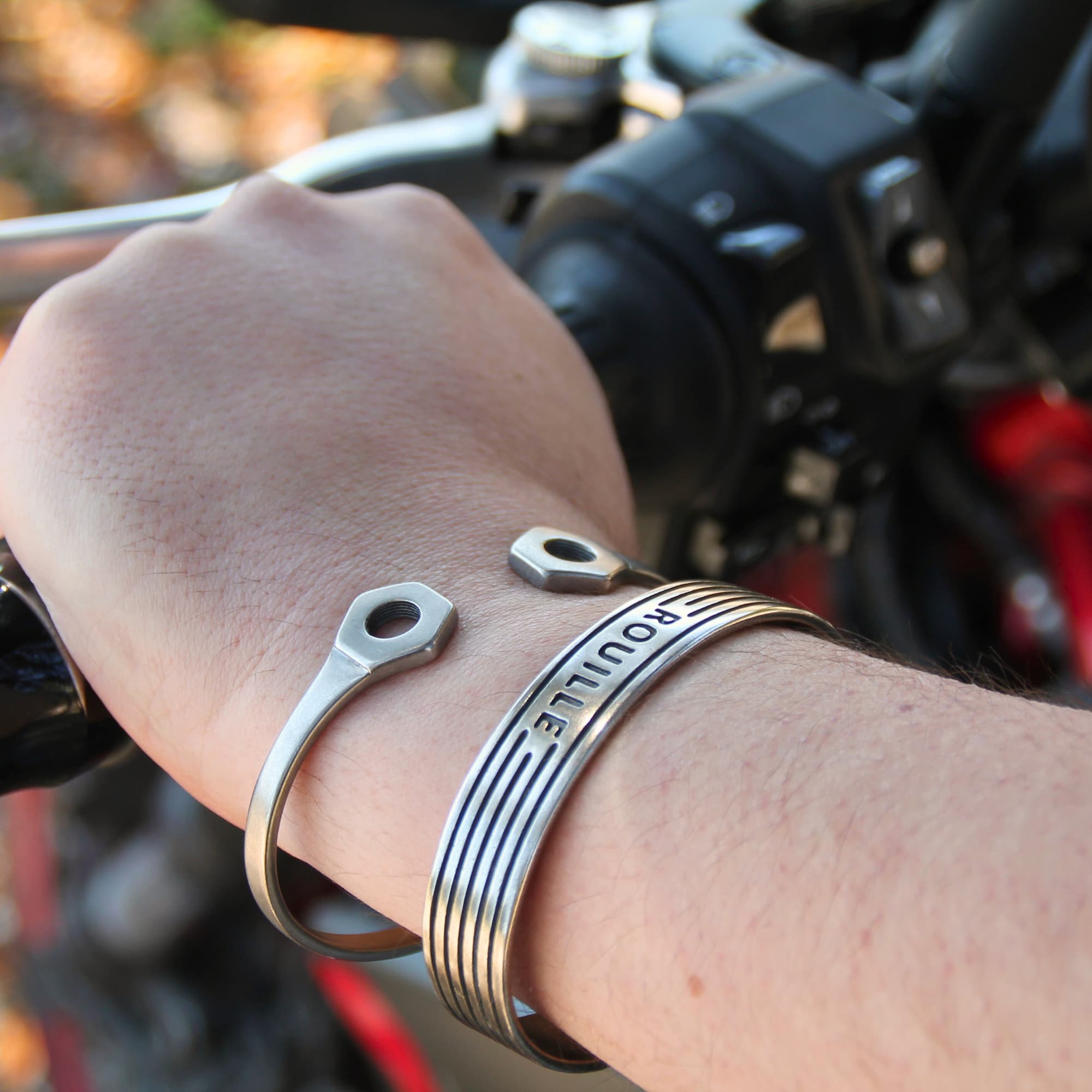 Bracelet jonc en acier inoxydable argenté de la marque italienne Rouille. Un bijou moderne et raffiné pour tous les styles.