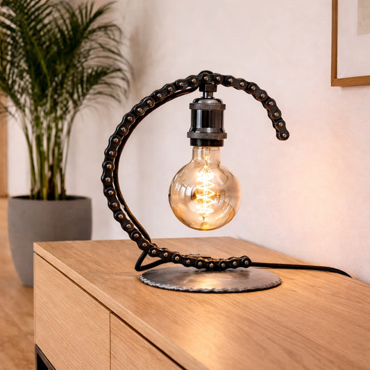 Lampe industrielle en chaine de moto authentique et métal en situation