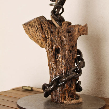 Lampe en bois de châtaignier avec structure métallique – Œuvre artisanale alliant nature et design industriel.