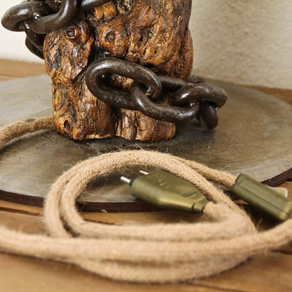 Zoom sur le câble d'alimentation soigneusement habillé de corde – Détail artisanal ajoutant une touche unique et élégante à la lampe.