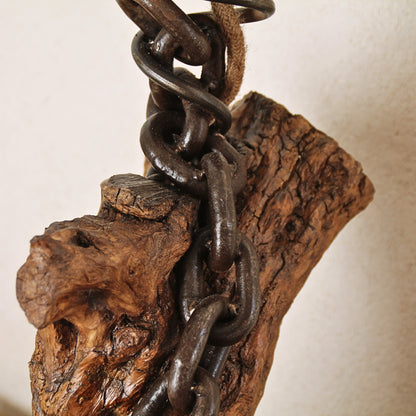 Lampe en bois de châtaignier et chaîne métallique – Design artisanal et éco-responsable, idéale pour un intérieur chaleureux et moderne.