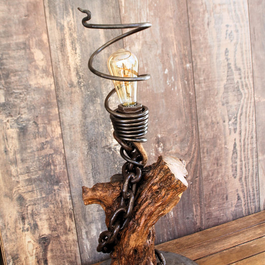 Lampe artisanale en bois de châtaignier avec chaîne métallique – Pièce unique faite à la main par un créateur des Alpes-Maritimes.