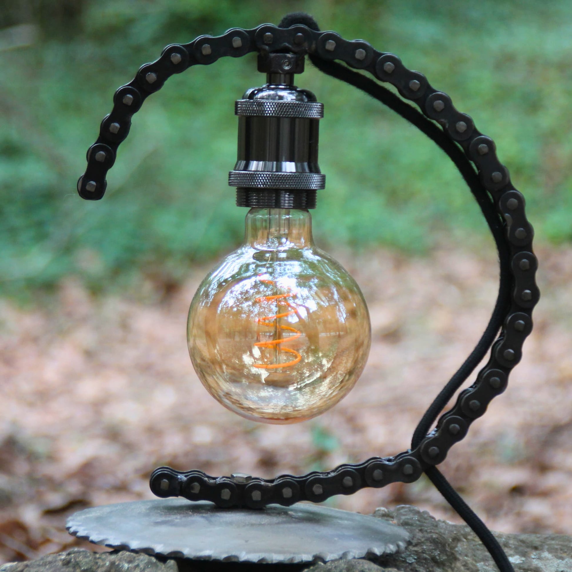 Belle lampe industrielle originale en chaine de moto authentique et métal.