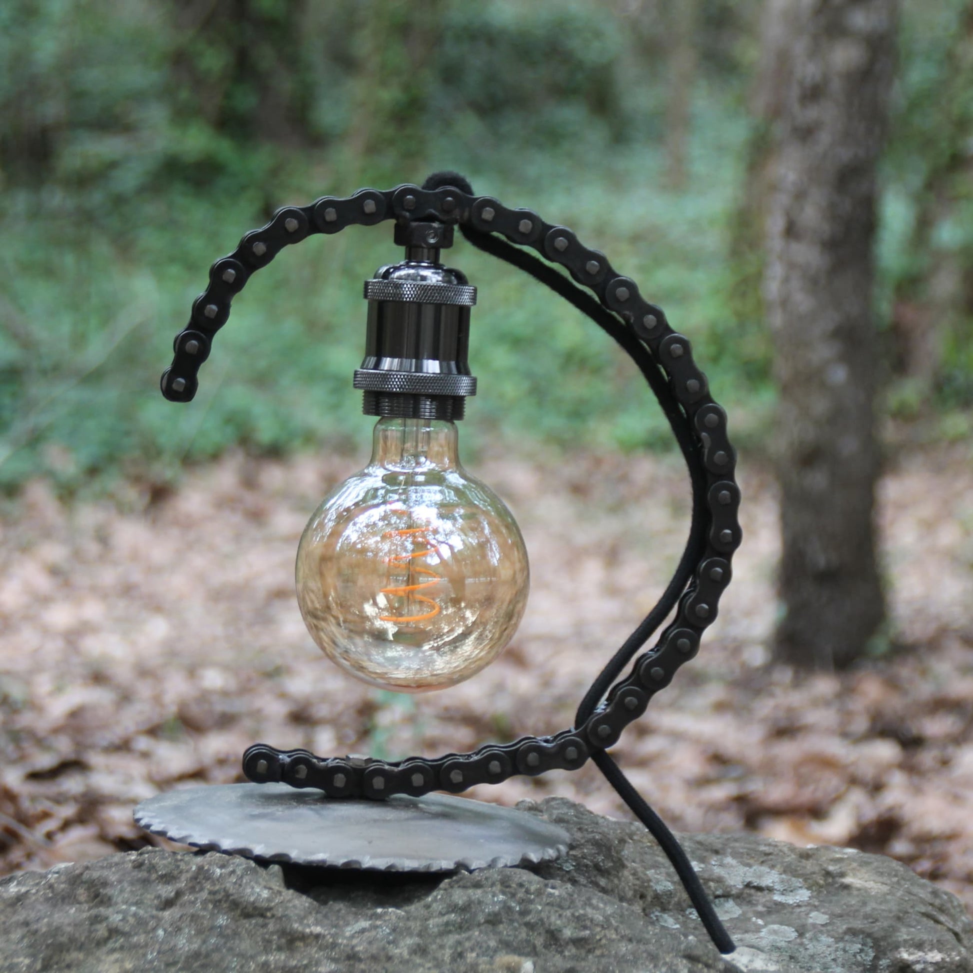 Cadeau moto original : La lampe en chaine de moto authentique et métal.