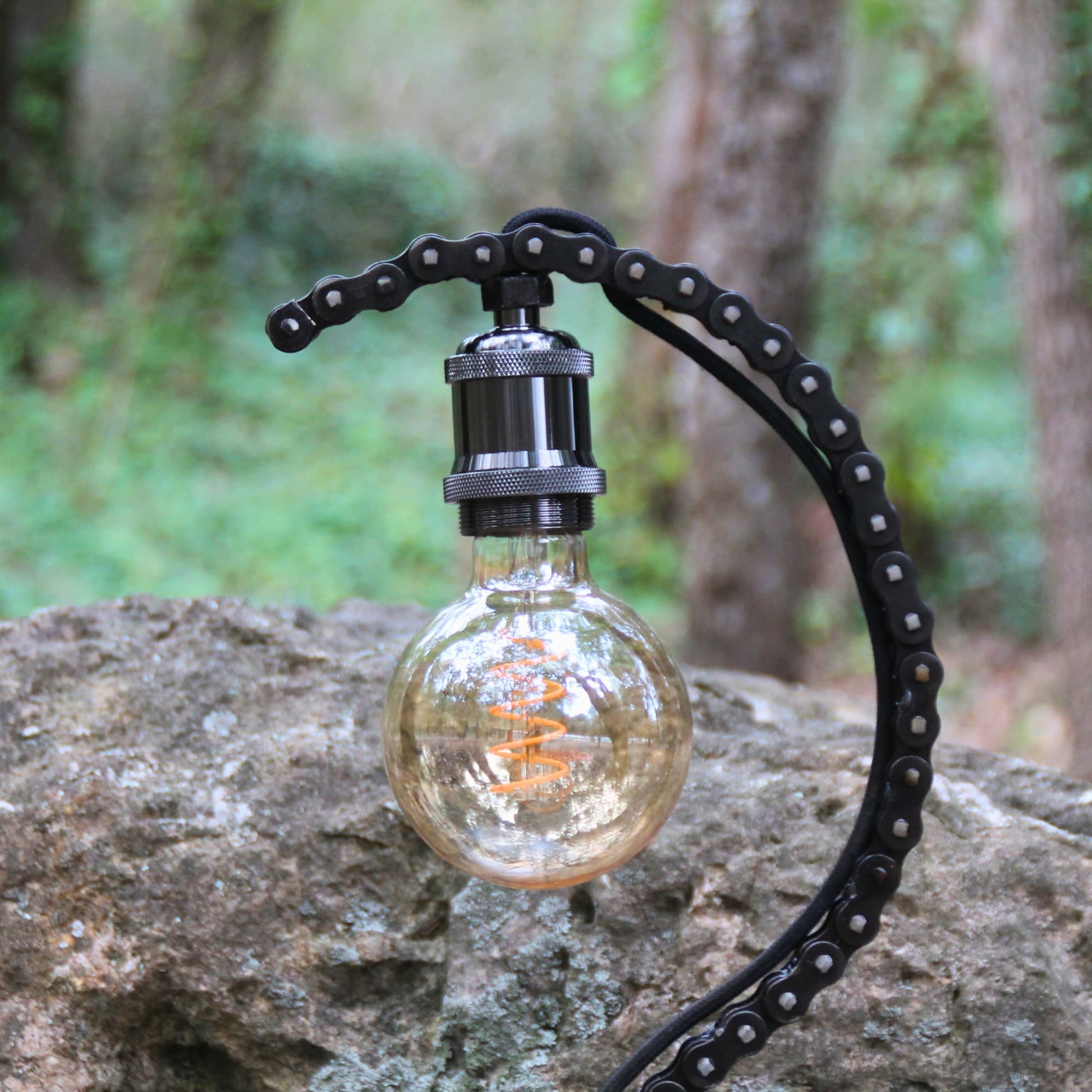 Details de la lampe en chaine de moto et ampoule chaleureuse