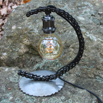Magnifique lampe artisanale en chaine de moto. Fait main dans les Alpes Maritimes