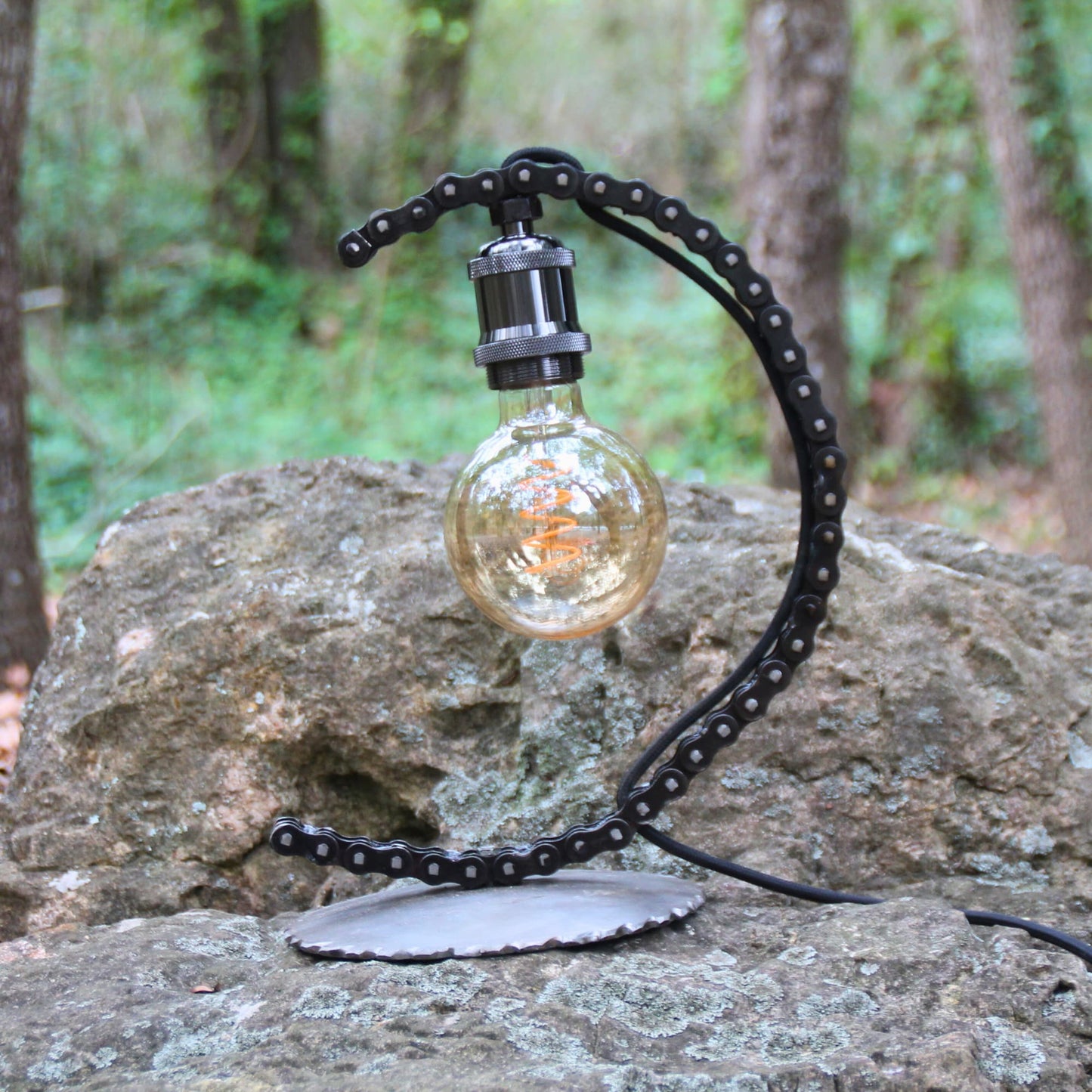 Lampe en chaine de moto et ampoule chaleureuse