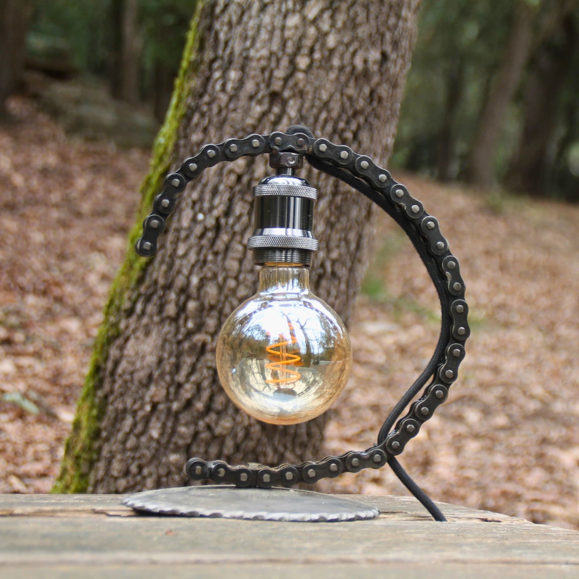 Lampe industrielle en chaine de moto authentique et métal. Ampoule fournie.