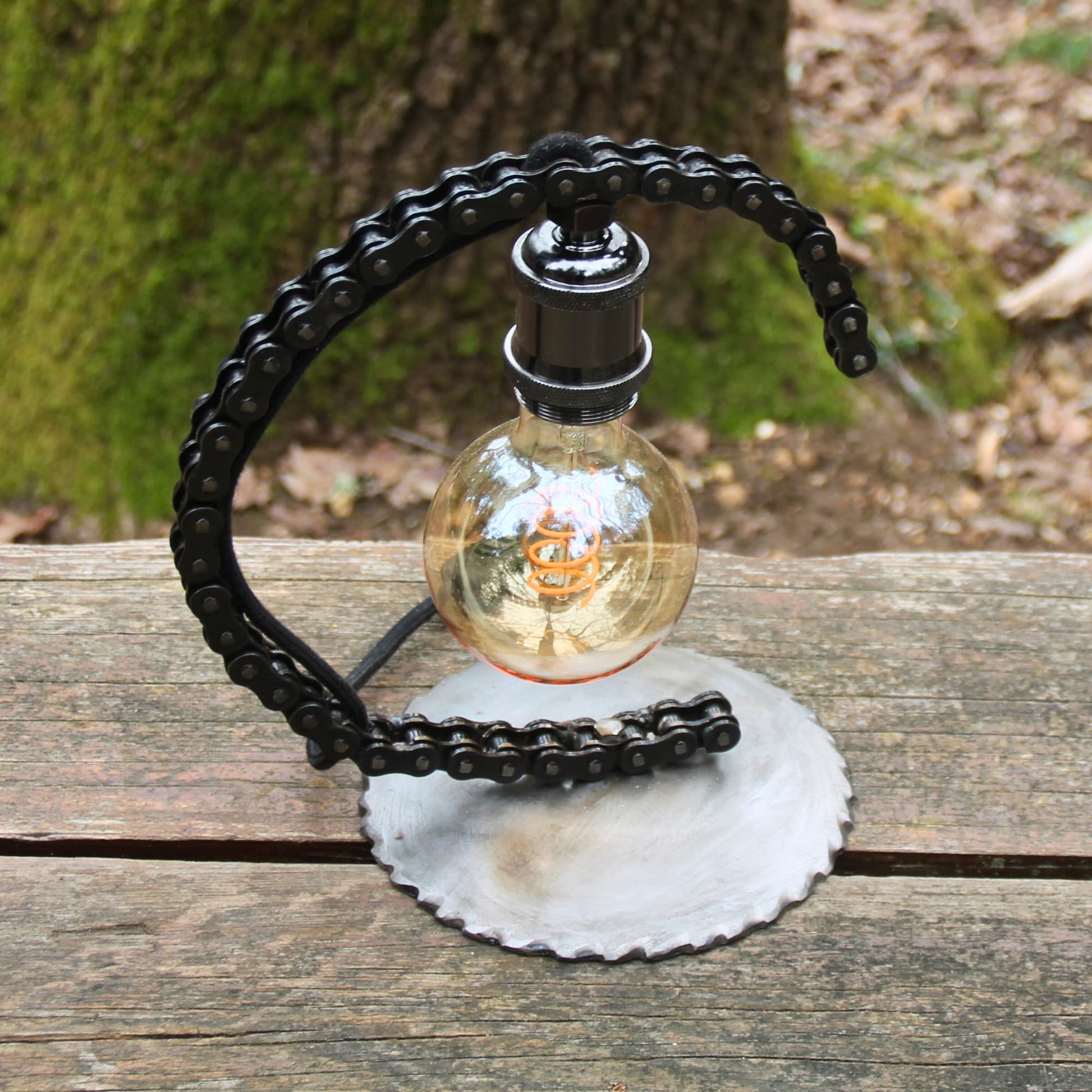 Lampe industrielle en chaine de moto authentique et métal. Modèle de 27cm de hauteur.
