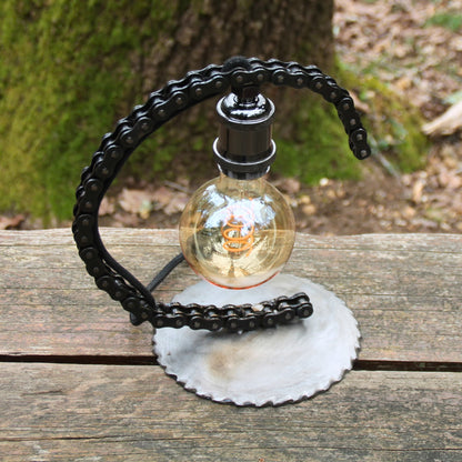 Lampe industrielle en chaine de moto authentique et métal. Modèle de 27cm de hauteur.