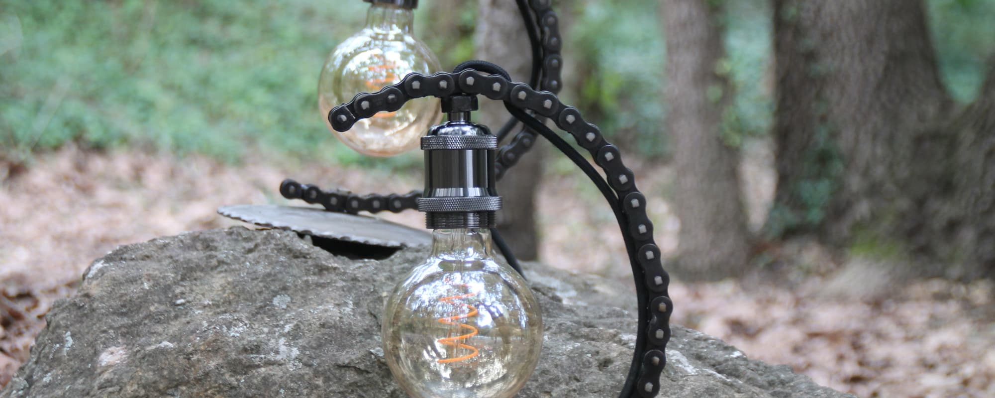 Lampes artisanales en chaine de moto authentique et ampoule à lumière chaude.