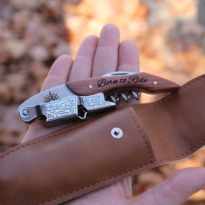 Zoom sur le limonadier en bois gravé Born to Ride avec son étui simili cuir