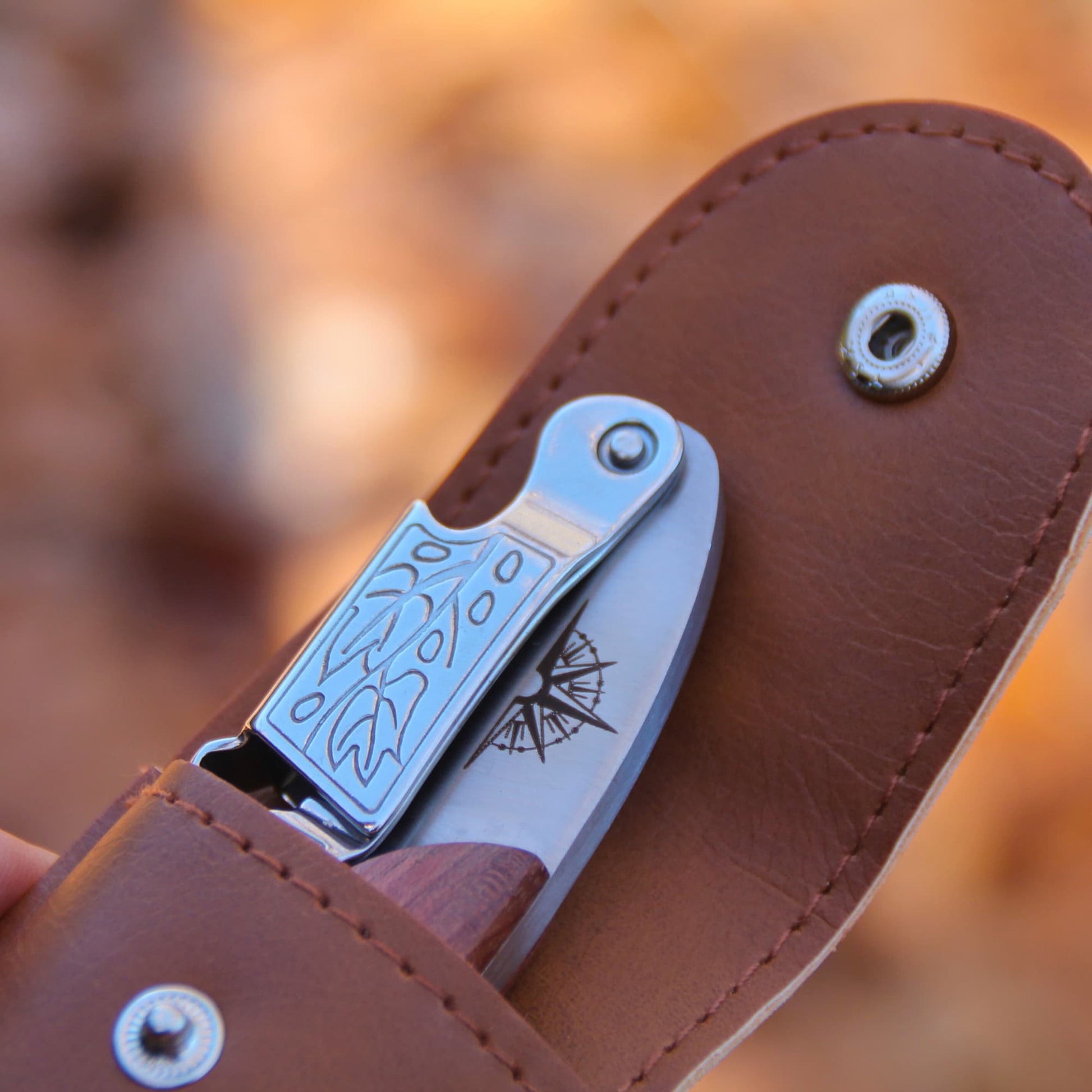 Limonadier en bois gravé Born to Ride avec son étui simili cuir. Une idée cadeau motard parfaite !