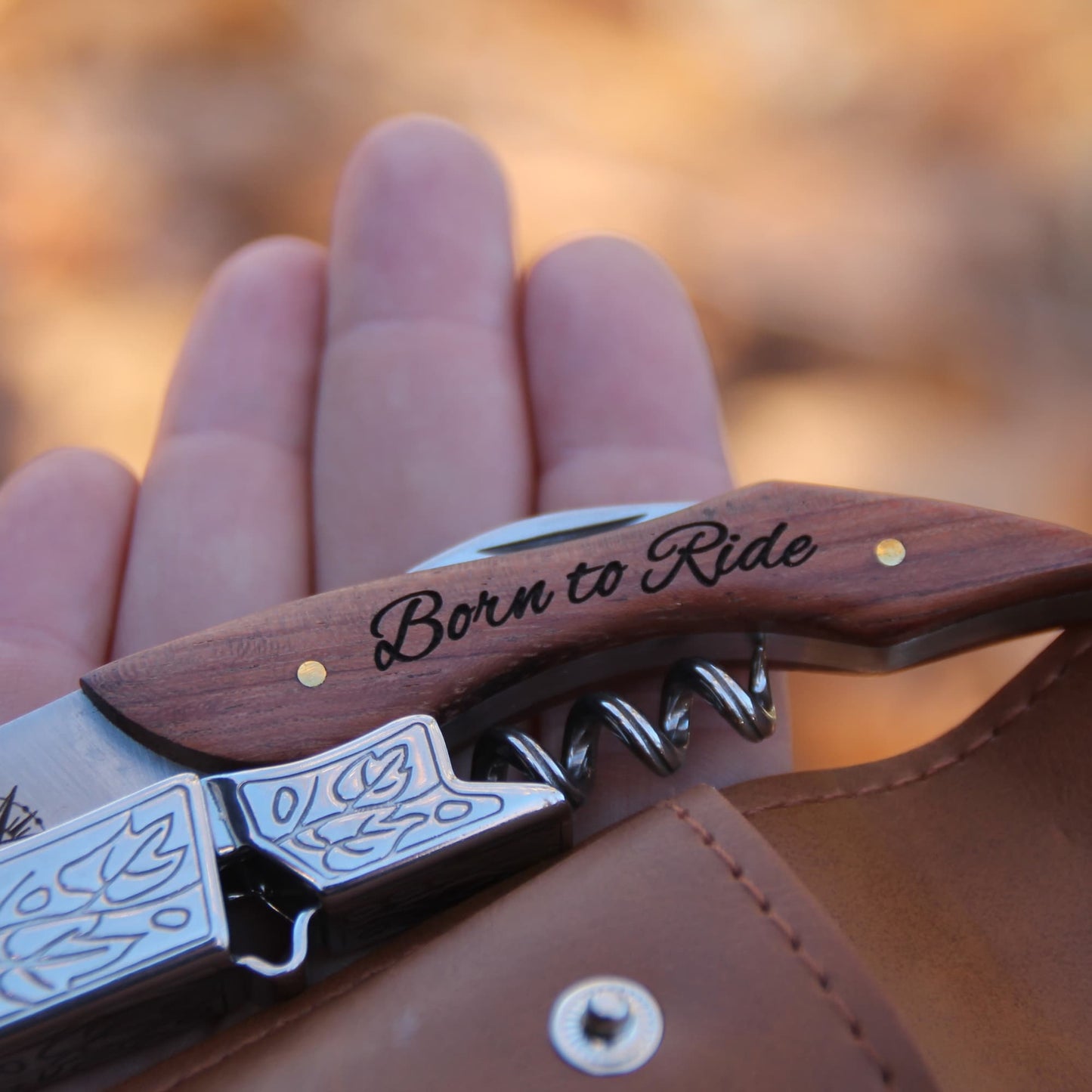 Gravure Born to Ride sur le manche en bois du limonadier.