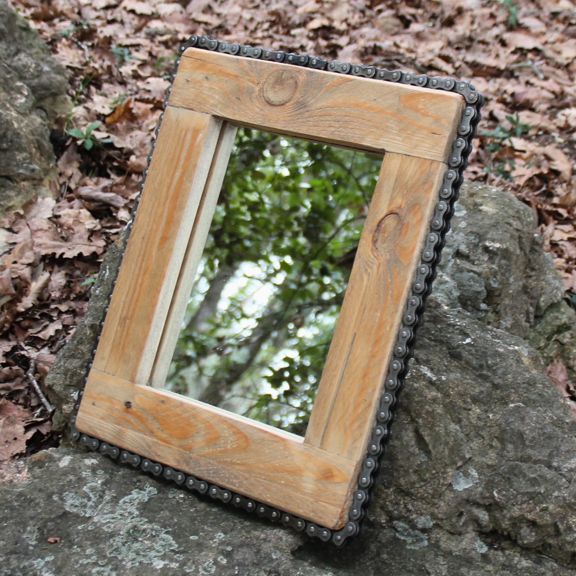 Vu de profile du miroir artisanal en bois et chaine de moto