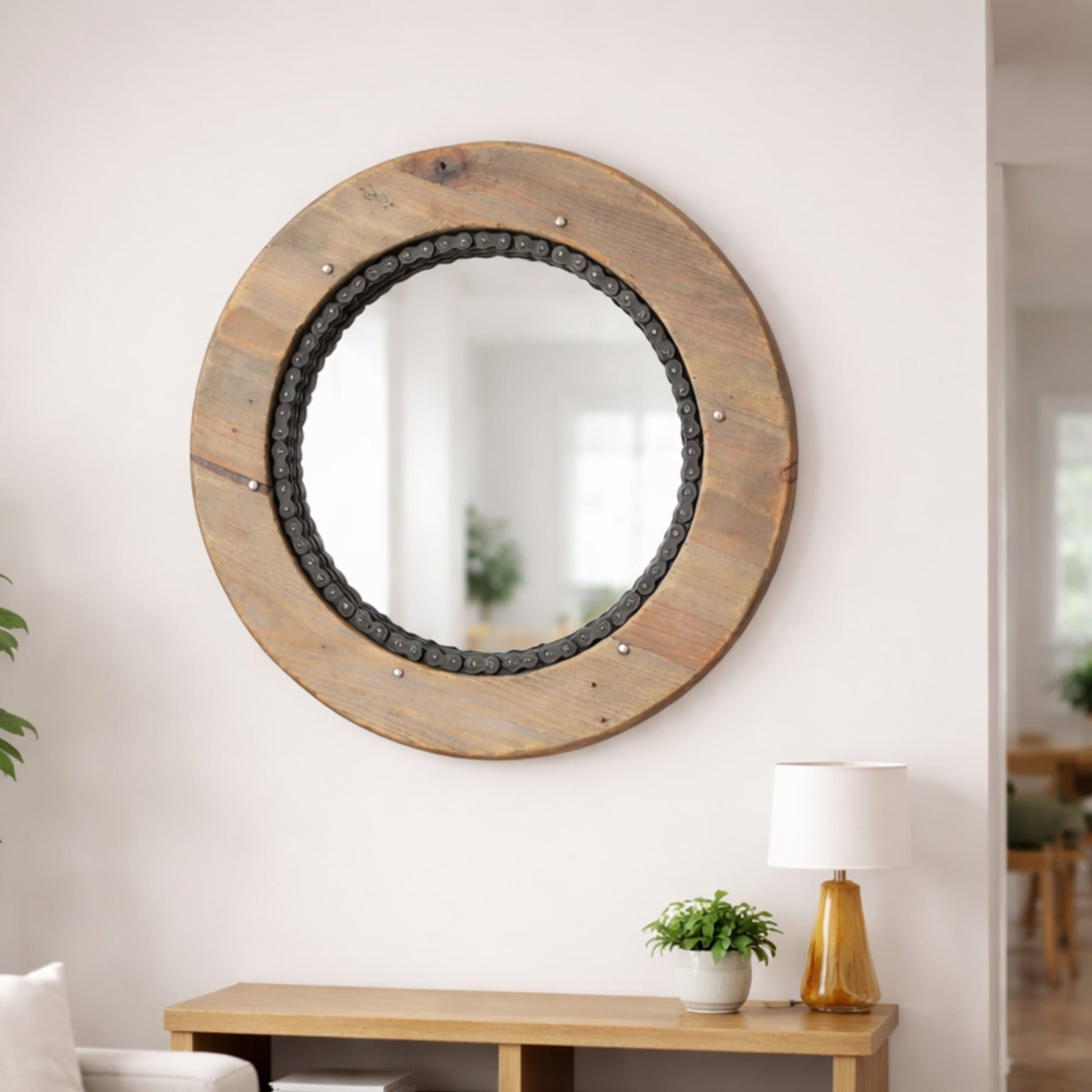 Miroir artisanal en bois brut et chaine de moto en situation sur un mur 