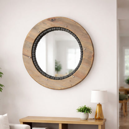 Miroir artisanal en bois brut et chaine de moto en situation sur un mur 