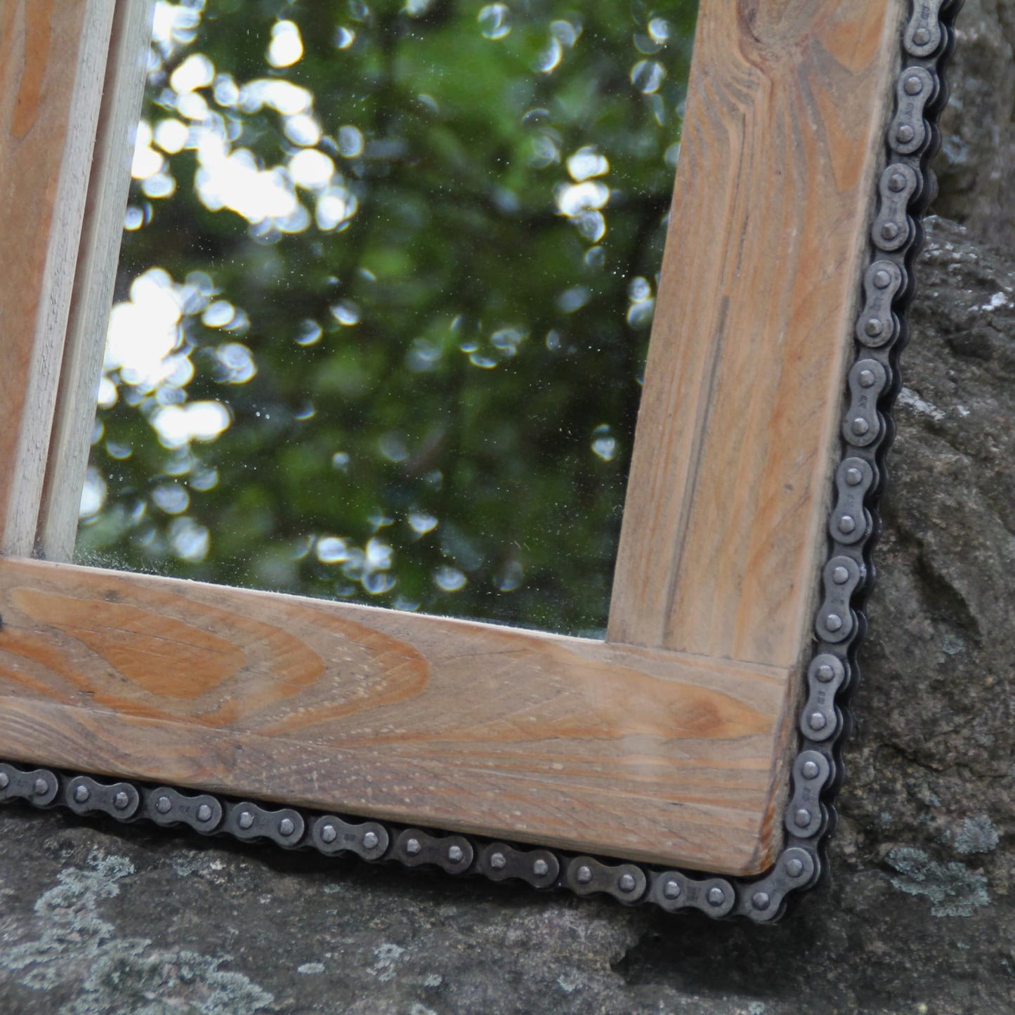 Details du miroir en bois et chaine de moto