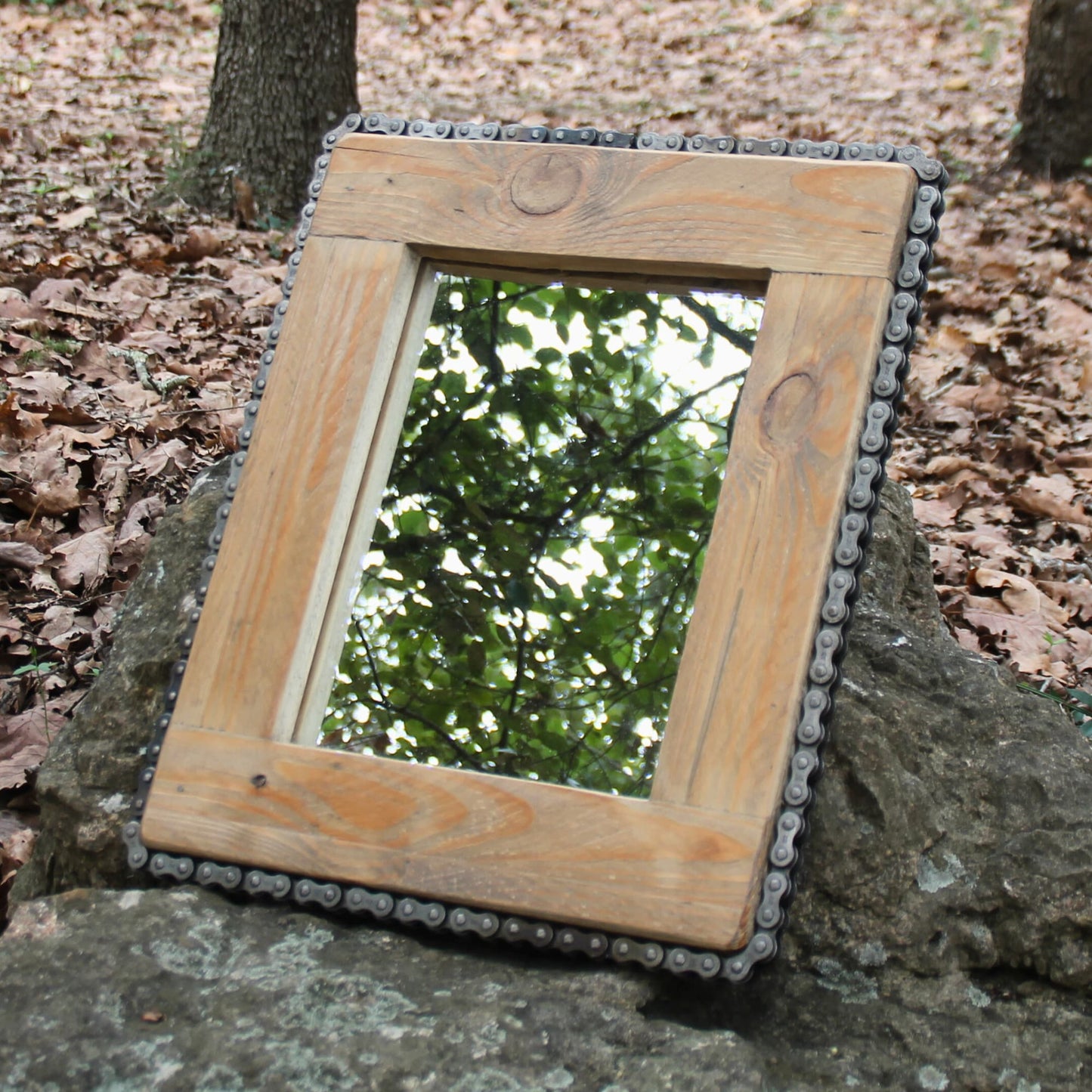 Magnifique miroir artisanal en bois recyclé et chaine de moto