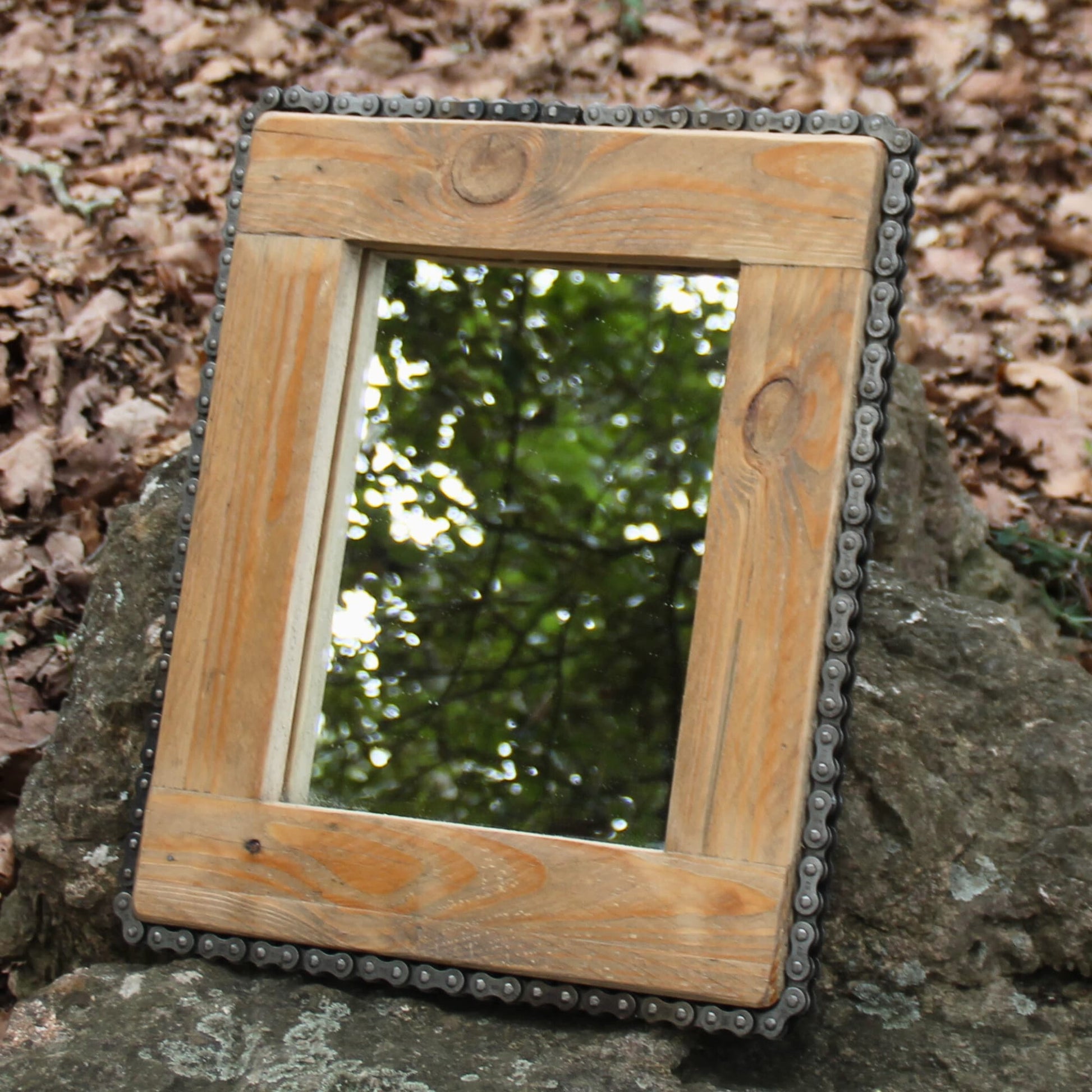 Miroir artisanal en bois récupéré et chaine de moto