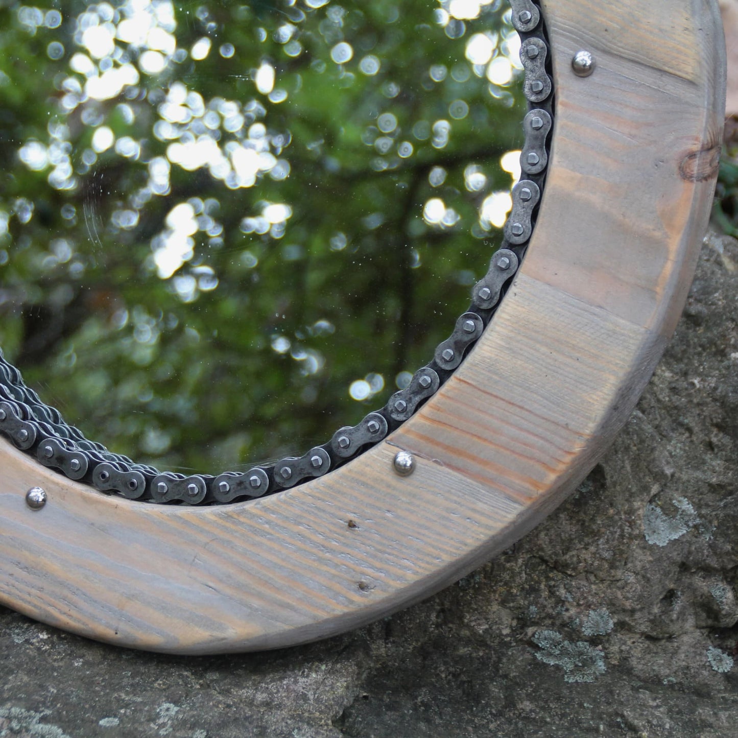 Zoom sur le Miroir artisanal rond en bois recyclé et chaine de moto