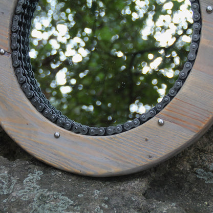 Magnifique miroir artisanal en bois brut et chaine de moto recyclée.