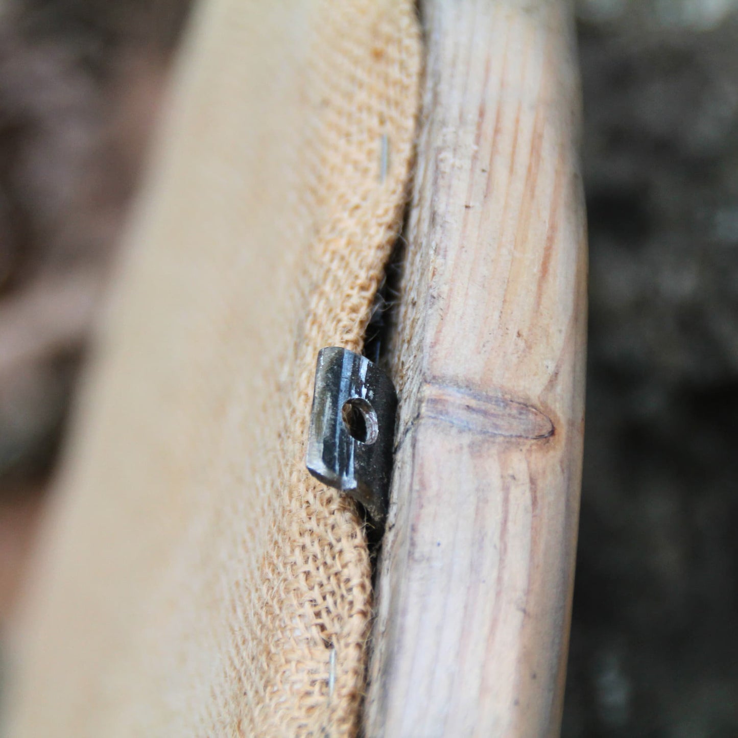 Zoom sur le crochet de fixation mural du Miroir artisanal rond en bois recyclé et chaine de moto