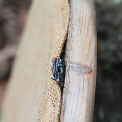 Zoom sur le crochet de fixation mural du Miroir artisanal rond en bois recyclé et chaine de moto