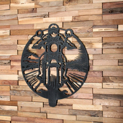 Motard sur sa moto dans un paysage, design découpé au laser.