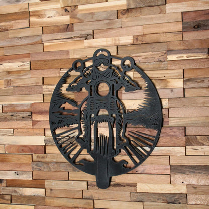 Tableau mural en bois représentant un motard vu de face, roulant dans un paysage.