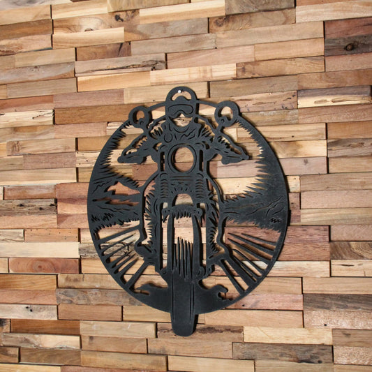 Tableau mural en bois représentant un motard vu de face, roulant dans un paysage.