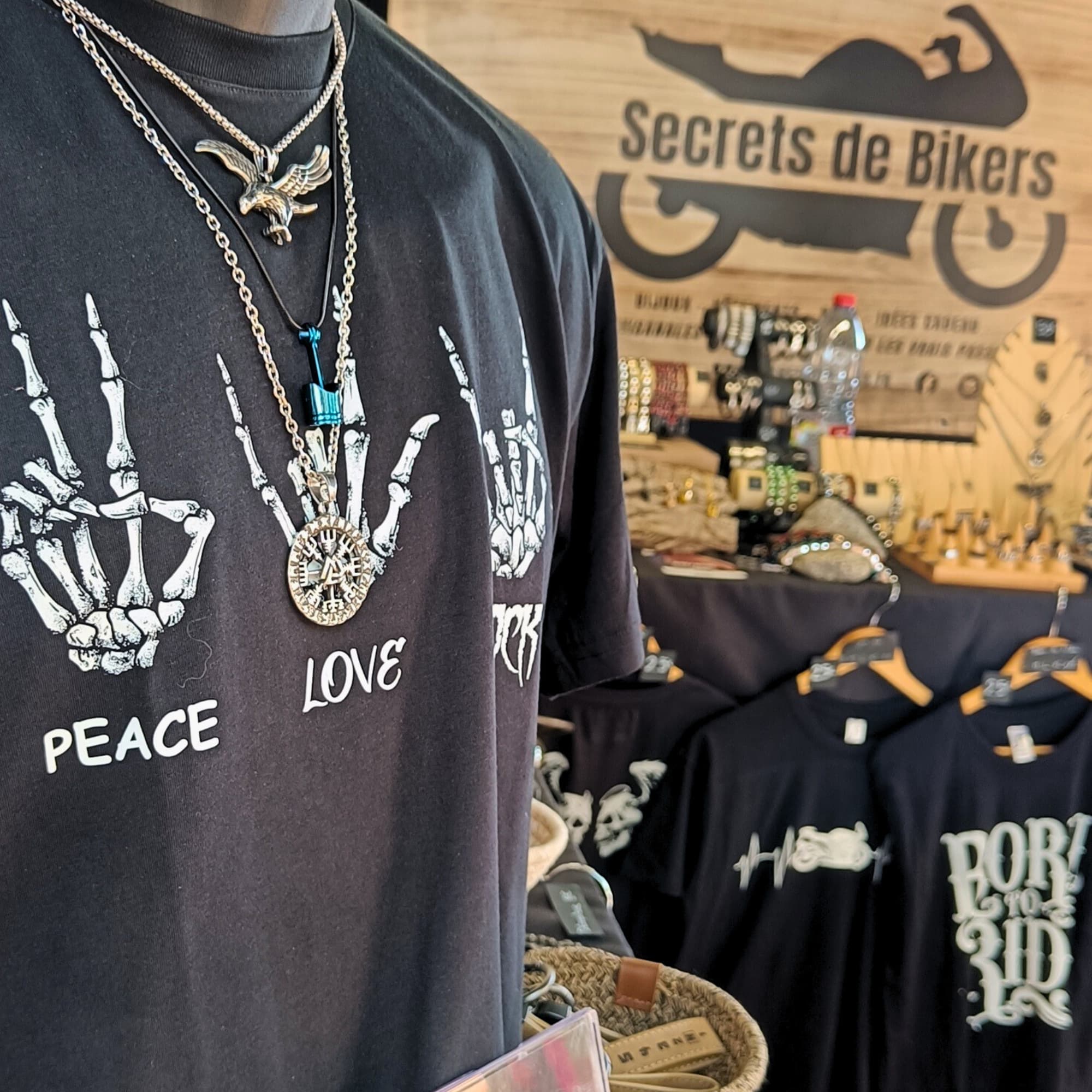 Nouveaux bijoux, tshirt et idées cadeaux présentés sur le stand Secrets de Bikers au festival Hell's Week 2025