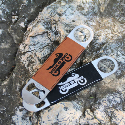 Duo d’ouvre-bouteilles en cuir noir et marron, accessoires moto au style authentique. Gravés du logo et nom Secrets de Bikers