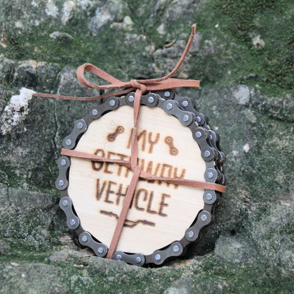 Lot de 2 dessous de verre en bambou et chaine emballés par un joli cordon de cuir.