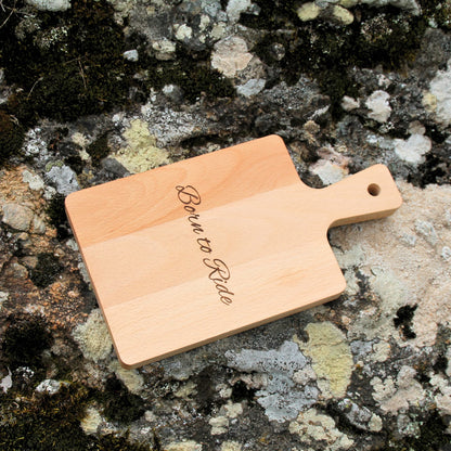 Petite planche à découper en bois gravé Born to Ride (né pour rouler).