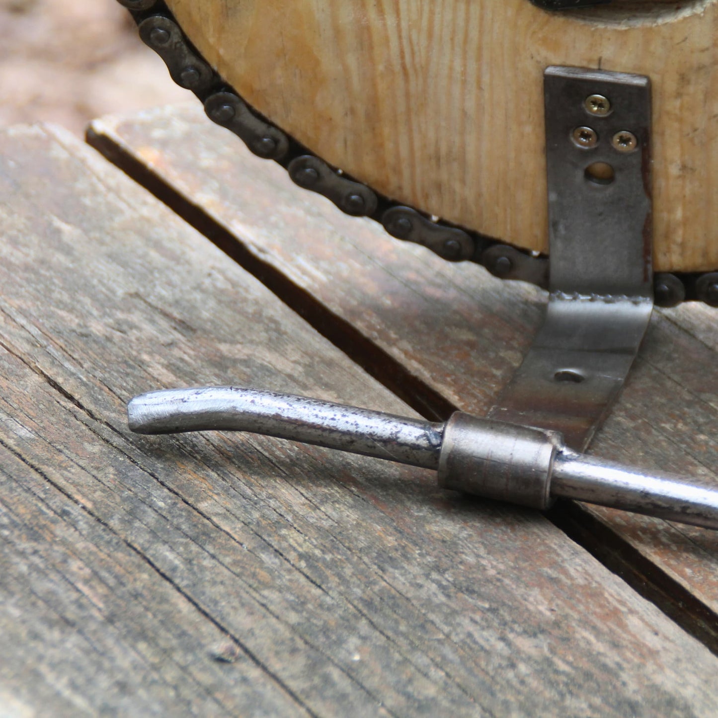Dos l'horloge à poser en bois et chaine de moto avec pied stable en métal
