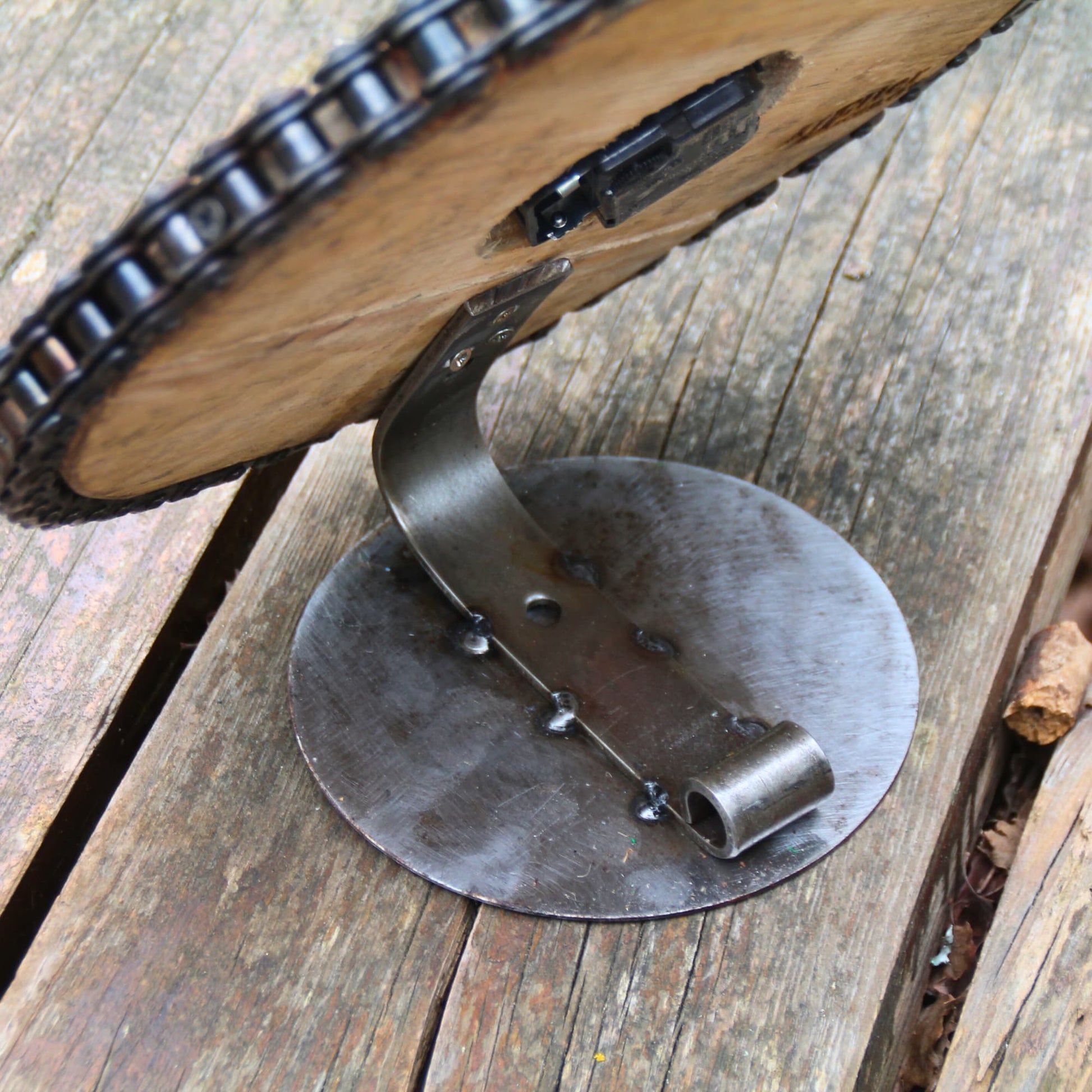 Pied en métal de l'horloge en bois à poser.