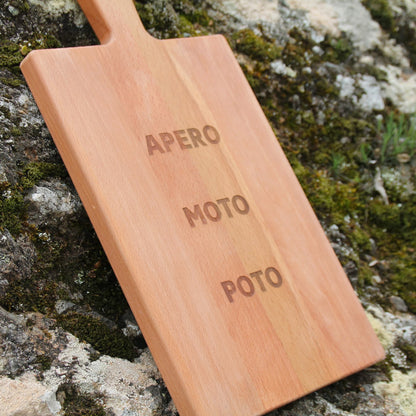Zoom sur la planche en bois apéritive gravée Apero Moto Poto